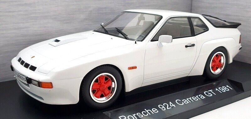 PRE-ORD3R MCG Modeliukas 1/18 1981 Porsche 924 Carrera GT, white with red wheels