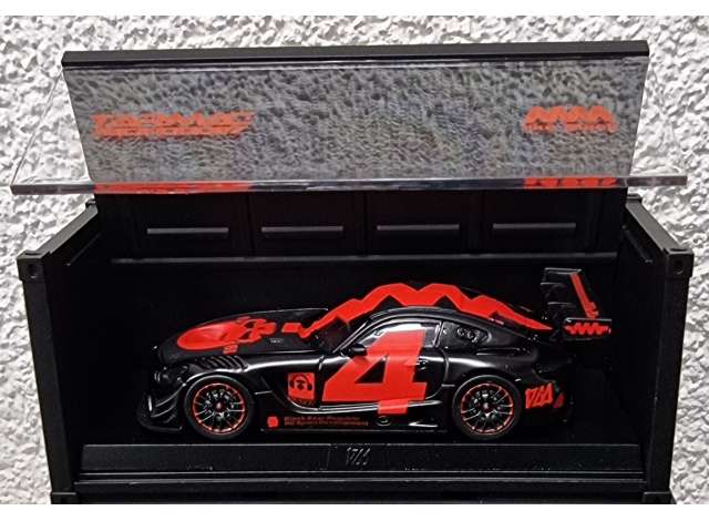 PRE-ORD3R Tarmac Modeliukas 1/64 2018 Mercedes AMG GT3 #4 with container & figure, red