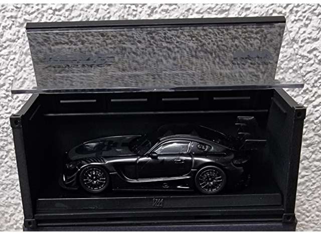 PRE-ORD3R Tarmac Modeliukas 1/64 2018 Mercedes AMG GT3 #4 with container & figure, black