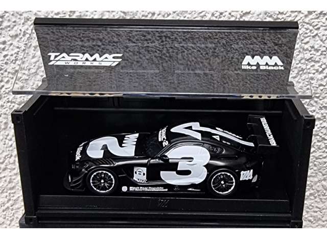 PRE-ORD3R Tarmac Modeliukas 1/64 2018 Mercedes AMG GT3 #3 with container & figure, white