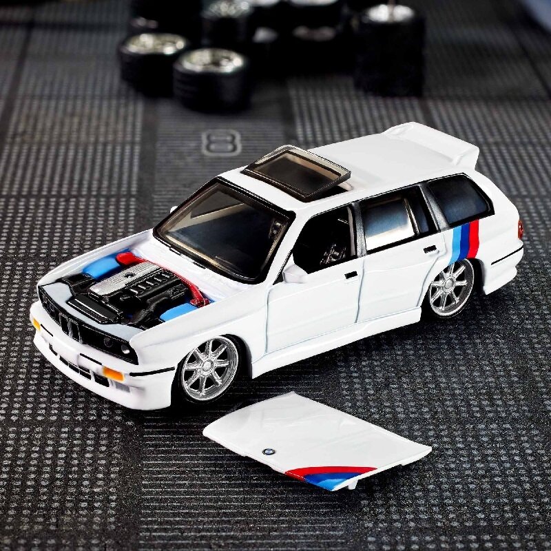 Hot Wheels Elite 64 Modeliukas 1990 BMW 318i Touring (yra Sandėlyje)