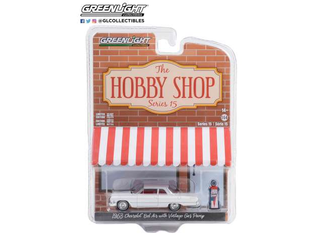 PRE-ORD3R GreenLight Modeliukas 1963 Chevrolet Bel Air with Vintage Gas Pump *The Hobby Shop Series 15*, white