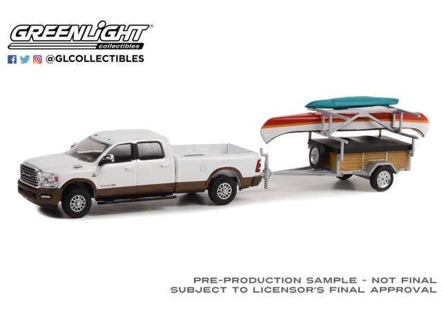 PRE-ORD3R GreenLight Modeliukas 2022 Ram 2500 Limited Longhorn Bright White & Walnut Brown with Canoe Trailer with Canoe Rack, Canoe and Kayak *Hitch & Tow Series 26*, white-beige