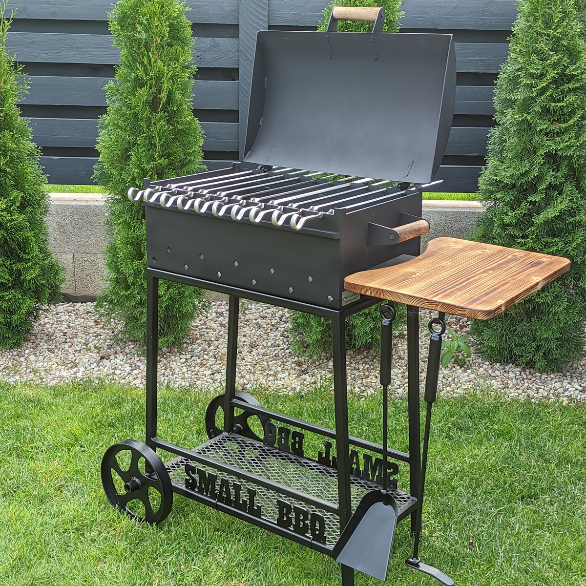 Šašlykinė 88x47x92 cm, su lentyna ir ratukais, metalo storis 3mm