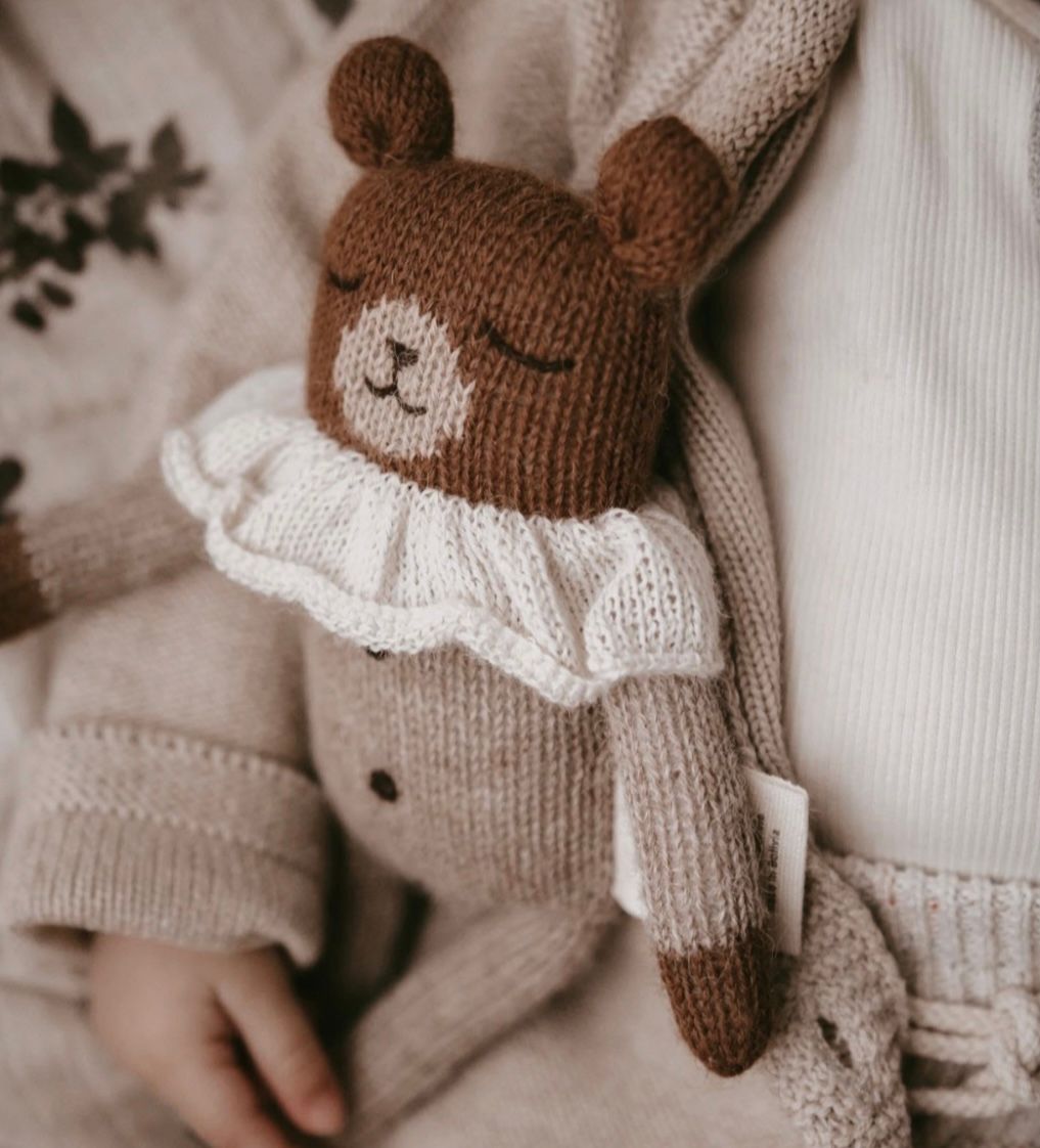 MAIN SAUVAGE - Megztas žaislas iš alpakos vilnos - Meškiukas su pižama - Teddy knit toy | oat pyjamas